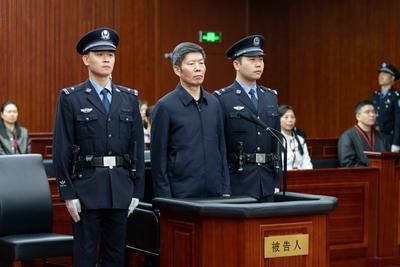 国家药品监督管理局原党组成员、副局长陈时飞受贿案一审宣判