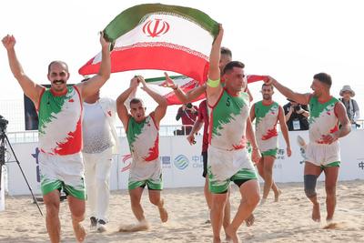 夺得金牌后，伊朗选手跪地亲吻国旗