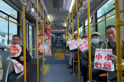 致敬劳动者！青岛巴士102路“新市民通勤专线服务再升级