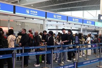 比去年提前21天，青岛机场口岸今年出入境人员总量突破100万人次