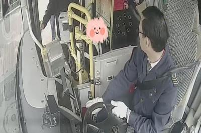 青岛一幼童独自乘公交迷路，多亏遇到了这群热心人……