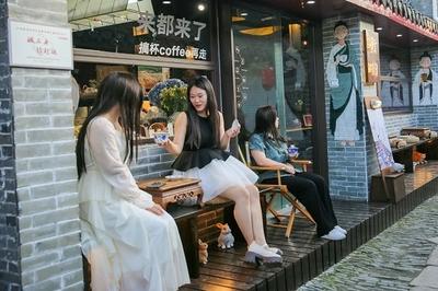 推广青年驿站、鼓励青春小店，15部门提出18项举措深化青年发展型城市建设