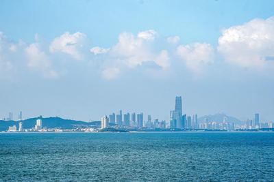 青岛今天多云转晴，市区最高气温20℃，最低气温12℃