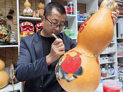 用指尖温度唤醒传统工艺！掐丝珐琅手艺人扎根青岛坚守30多年