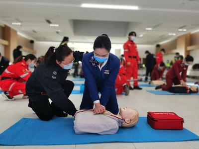青岛急救“视频指导+AED除颤”，成功跑赢“黄金四分钟”