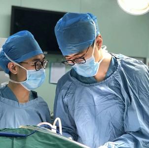 足球少年遭踝痛“罚下场”！青岛市市立医院关节镜微创手术精准除赘