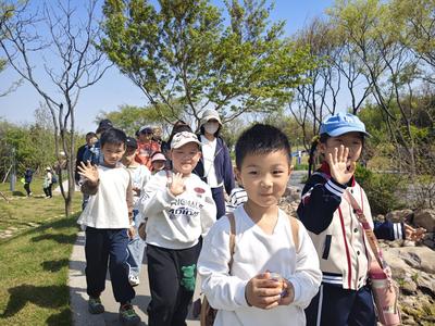 “健康第一  悦动春天” ——青岛市李沧区青峰路幼儿园春游活动