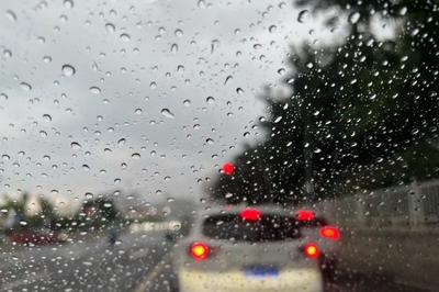 青岛今天阴有阵雨转多云，市区最高气温17℃，最低气温10℃