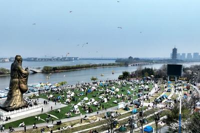 帐篷连营风筝竞天，清明踏青热度不减