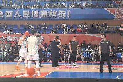 球馆漏雨比赛两度中断，青岛不敌福建无缘三连胜