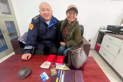 现金、戒指等物品遗失在车厢，青岛巴士驾驶员与乘客接力完璧归赵
