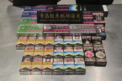 袖子帽子全藏烟，青岛海关当场识破→