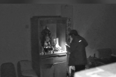 入室盗窃进门先“拜神”？求财不走正路照样被抓