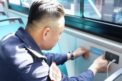 乘车时不怕手机没电了！青岛巴士这条线路配上充电线