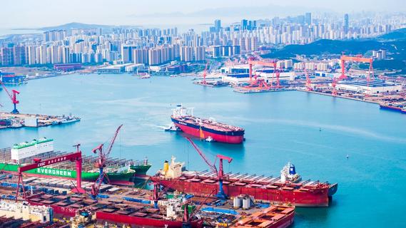 31.9万吨！“青岛造”超大型原油船出海试航