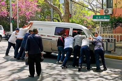 青岛街头暖心一幕：车辆抛锚挡路，这群热心人冲了上去……