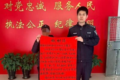 楼道杂物引发邻里纠纷，青岛民警上门调解化解矛盾