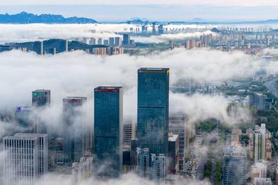 青岛今天多云间晴，有轻雾，市区最高气温17℃，最低气温13℃