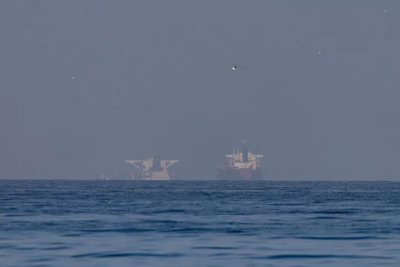 美伊同意停火后，首批船只通过霍尔木兹海峡