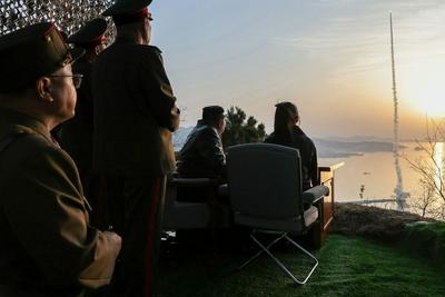 朝鲜试射地对地战术弹道导弹，金正恩观摩