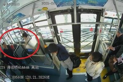 乘客车厢内突发晕厥，青岛巴士驾驶员紧急救助化险为夷