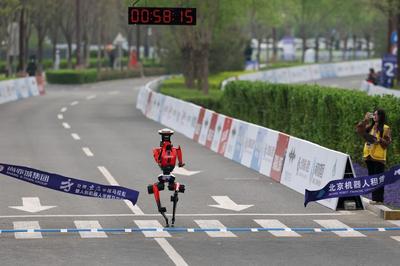 如何看待人形机器人半马速度超过人类？