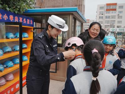 头盔还能共享？警校企联手设立“共享头盔角” ，护航学生平安上学路
