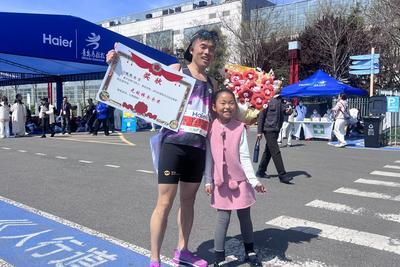 爸爸跑青马、女儿送红花，海尔青马上演温馨一幕