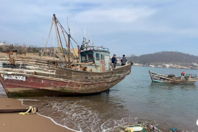 快拦住那条渔船！青岛警方三小时紧急救援，成功化解渔船触礁险情