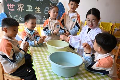 世界卫生日 萌娃学洗手