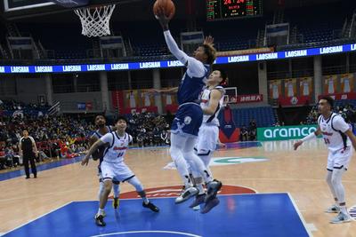 青岛男篮提前六轮锁定季后赛，主帅刘维伟直面场边“冲突”