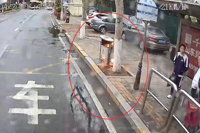 路遇垃圾桶起火，市北巴士驾驶员及时扑灭火情