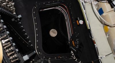 美国载人绕月任务打破人类距离地球最远飞行纪录