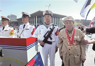 青岛舰艇开放活动中，抗美援朝老兵隋宝亮登舰参观圆梦“深蓝”