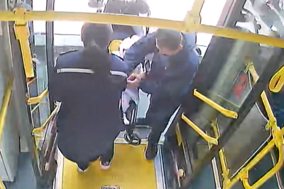 暖心举动接二连三，青岛巴士驾驶员擦亮城市文明窗口