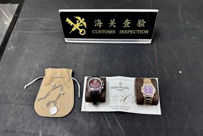 手上戴一块，箱里带一块！青岛海关查获境外携带物品