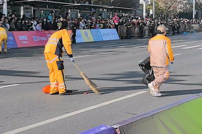 马拉松幕后美容师，青岛环卫工人守护最美赛道