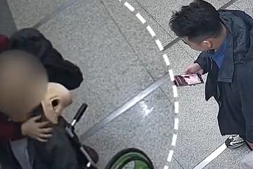 揪心到窒息！老人医院内心脏骤停终获救，全场沸腾：真救活了！