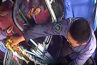 一根棒棒糖的暖心约定：青岛公交司机温情守护少年成长