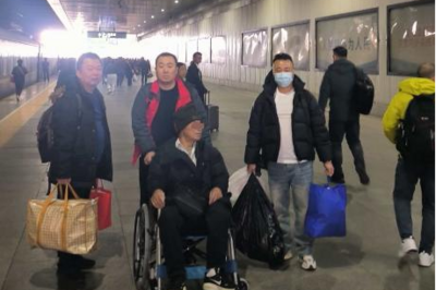 历经40小时跨越2200公里，青岛市救助服务中心护送老人平安返乡