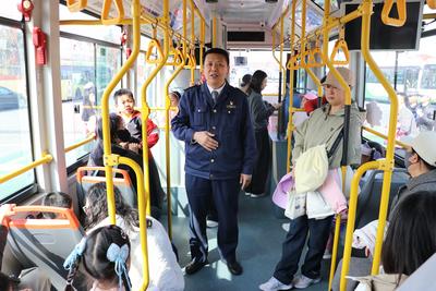 萌娃直呼“看不见”！李沧巴士这场盲区科普课很实用