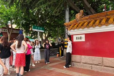 青岛大学路“网红墙”新增停车场，“五一”前正式对外开放