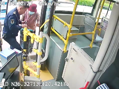 主动帮扶老人，城阳巴士“萤火之光”志愿者获赞