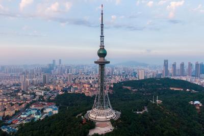 青岛今天阴南部沿海地区有分散性小阵雨转晴，市区最高气温16℃，最低气温11℃
