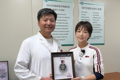 缺了完赛牌，赢了万民心！青岛马拉松上“逆行夫妻”收到救人事迹纪念奖牌