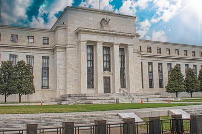 美联储今年连续第三次宣布维持利率不变