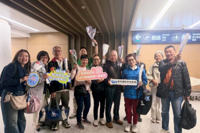 抵达青岛机场后，首批从槟城飞来旅客收到了“小惊喜”