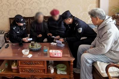 青岛民警上门为高龄老人安装“回家的钥匙”，走丢可快速定位