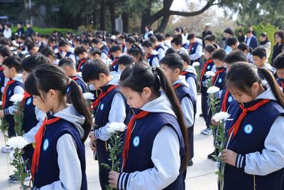 2026年青岛市未成年人“清明祭英烈”活动举行