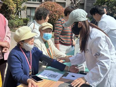 共建健康城镇，共筑健康防线！中韩街道新宏路社区开展爱国卫生月惠民服务活动